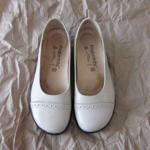 BIRKENSTOCK brand footprints: slip on beige flats, with trim size EU38